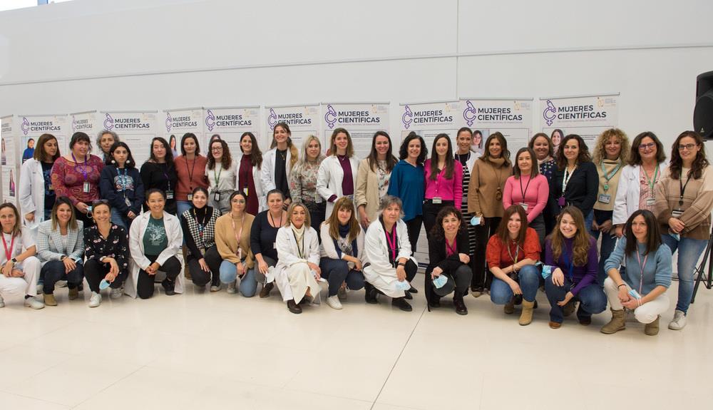 Foto de La Tribuna de Toledo. Ángela Marquina aparece con una blusa rosa fusica en el centro