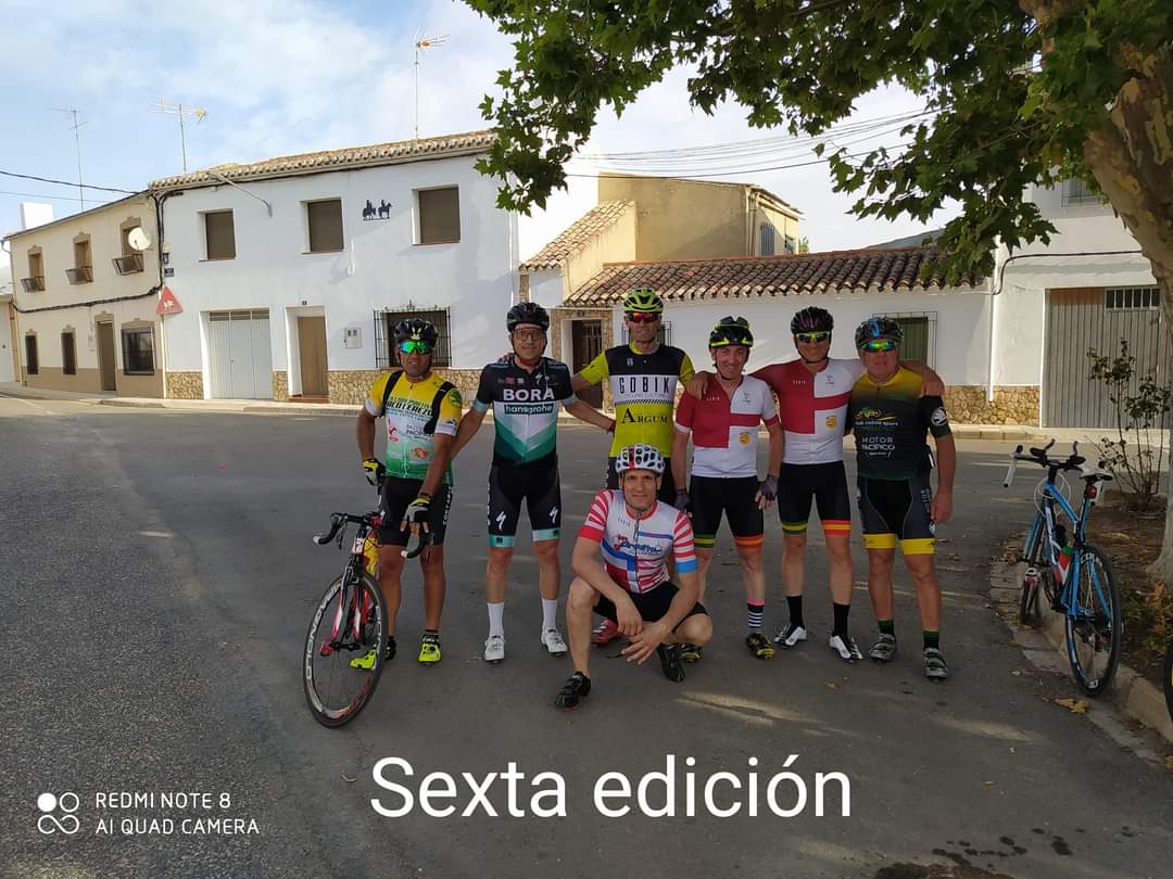 Imagen de los ciclistas que participaron en la sexta edición