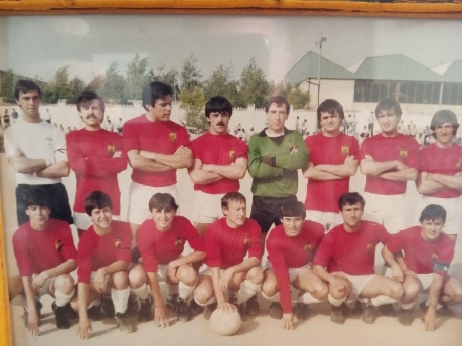 Equipo del Atlético Tomelloso de principios de los ochenta. Algunos de sus integrantes estarán en los acgtos del centenario