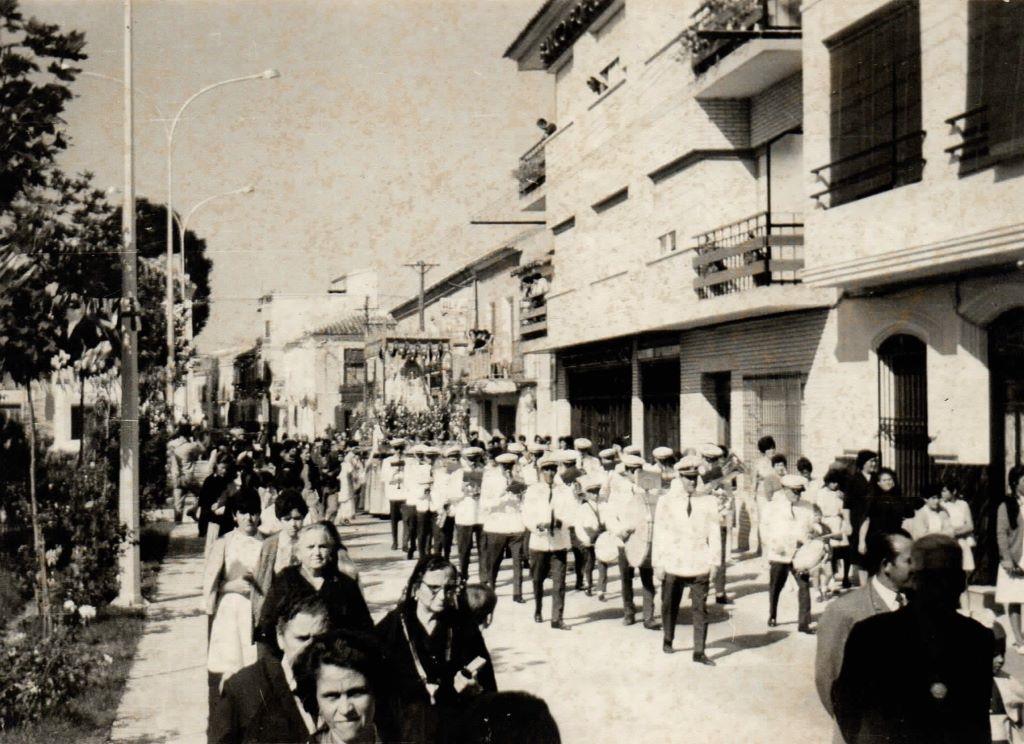 Años 70. La Banda Municipal de Música de Argamasilla de Alba en la procesión en honor a la Virgen de Peñarroya durante la Feria y Fiestas. Al frente D. Ramón Villajos (Fotografía de Manoli Villajos).