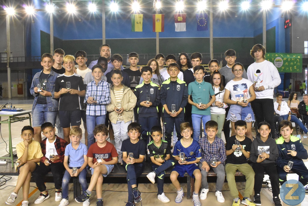 Alumnos de la Escuela de Fútbol posan con sus trofeos