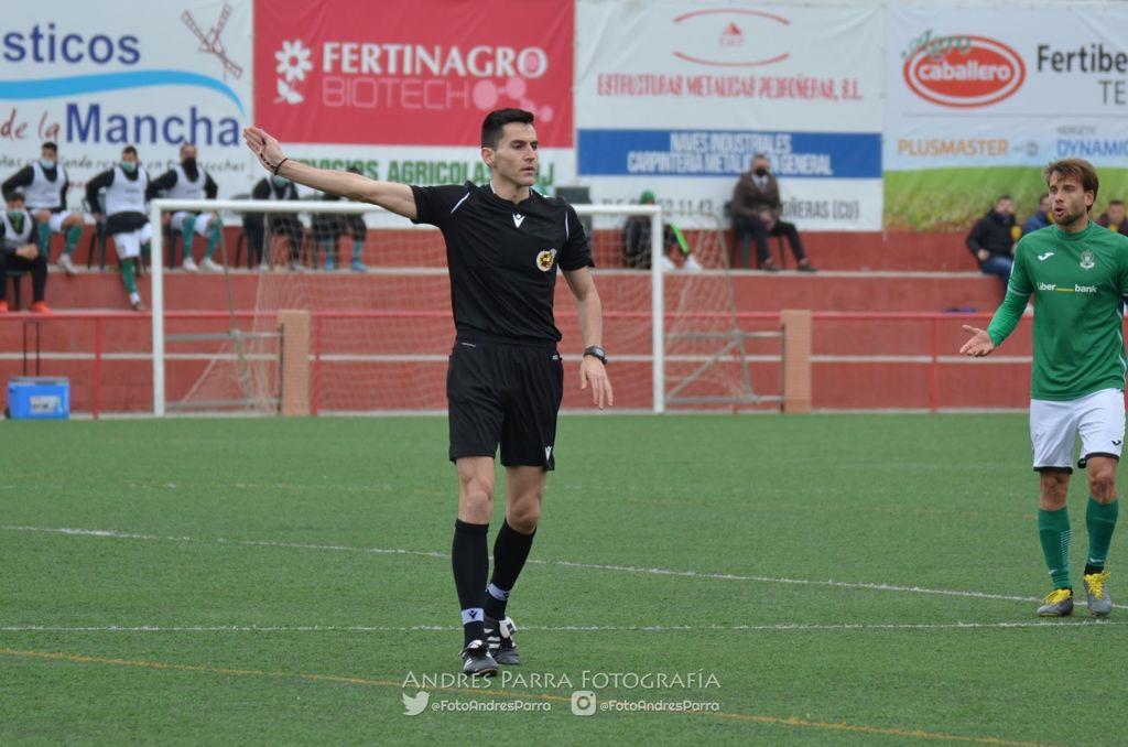 Fernando Moreno dirigiendo un partido