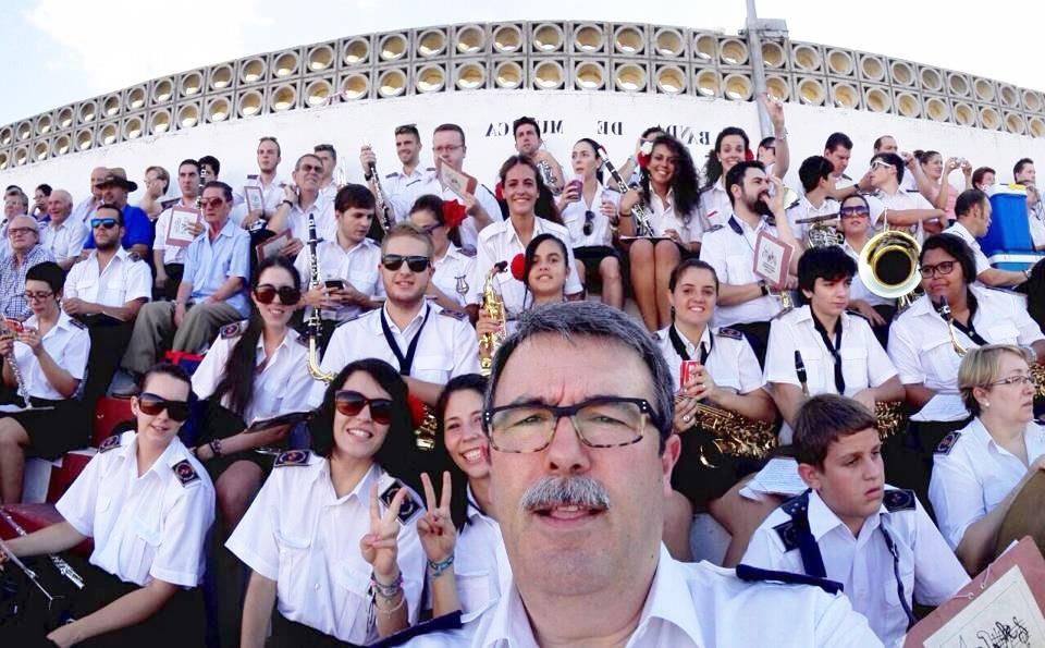 Luis Osuna en un selfie con la banda en la Plaza de Toros