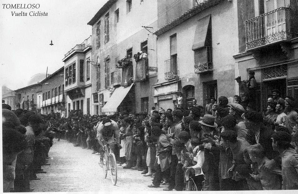 Paso de una carrera ciclista por Tomelloso en 1934