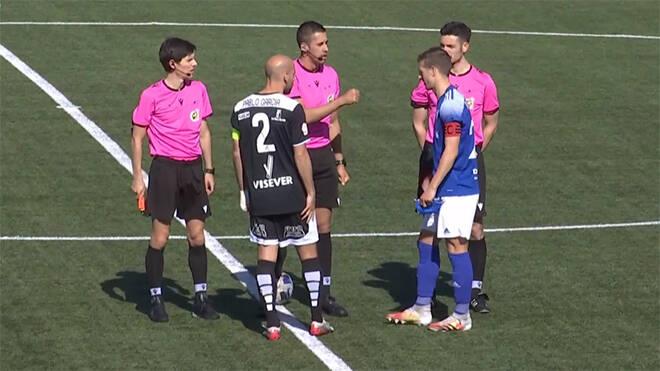 Los capitanes y el trío arbitral se saludan en los instantes previos al choque