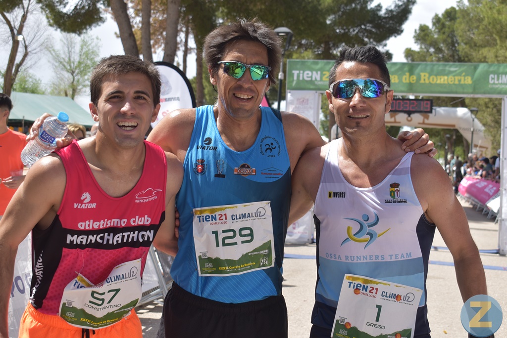 Los tres primeros, instantes después de su llegada