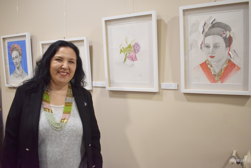 María Jesús Navas junto a sus obras