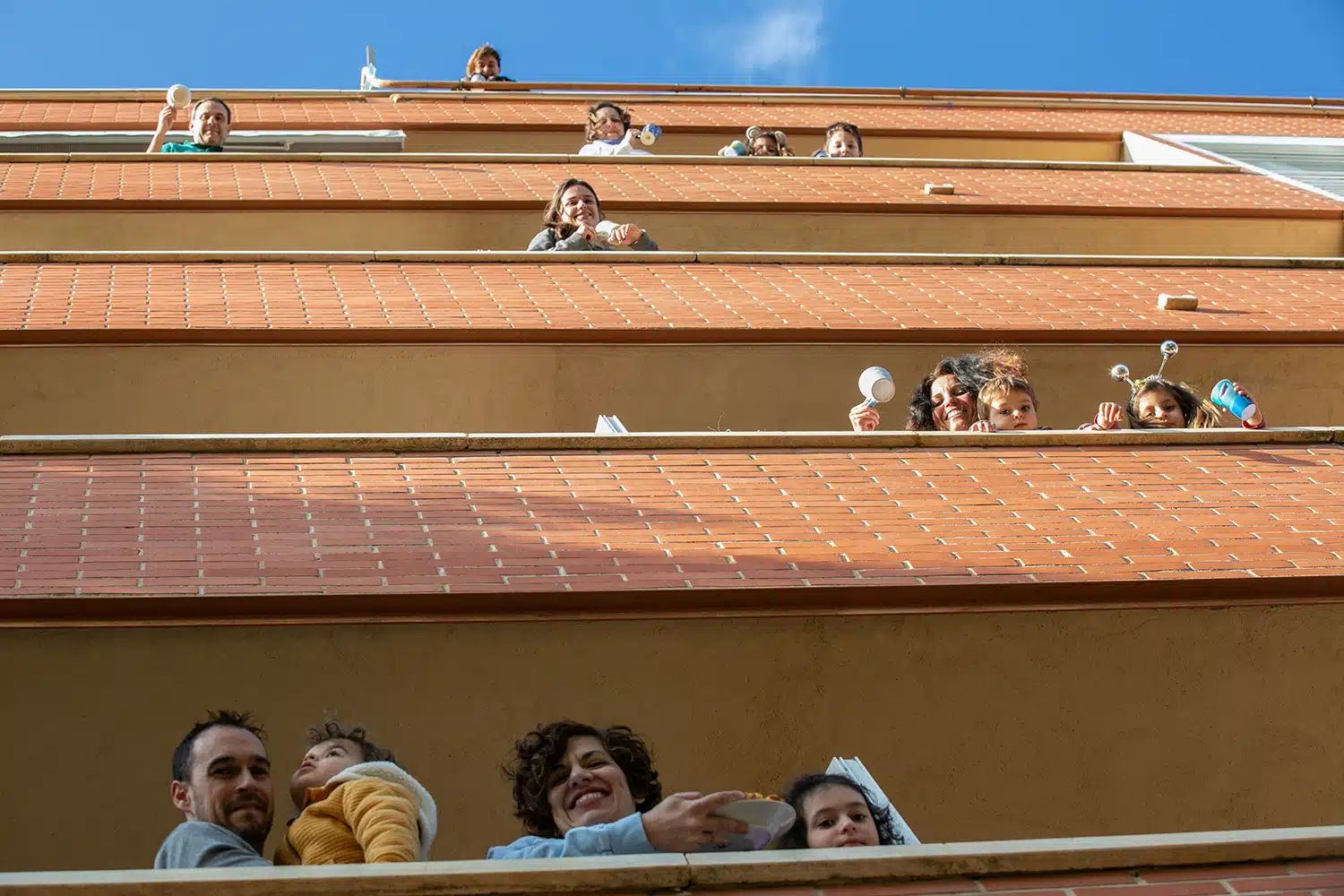 Durante los meses más duros de la pandemia, los balcones se convirtieron en vía de escape al confinamiento / Clara Manzano