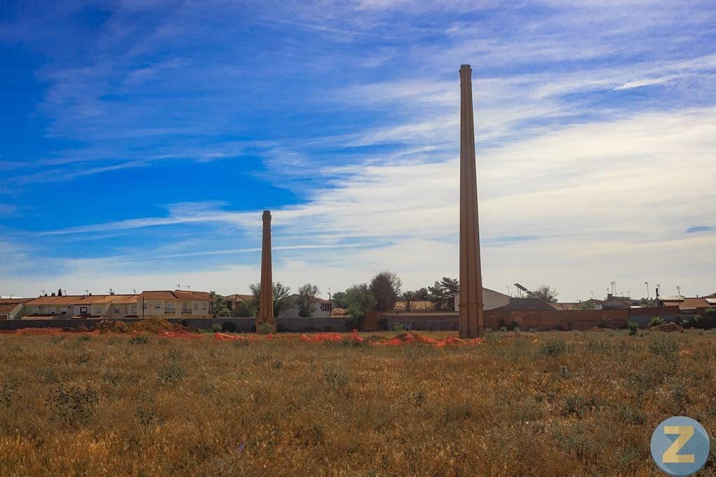 Chimenas de la antigua bodega de Casajuana. Reportaje fotográfico de Adrián Molina