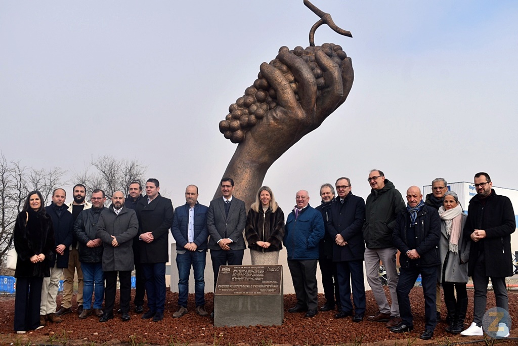 Autoridades y bodegueros junto al monumento