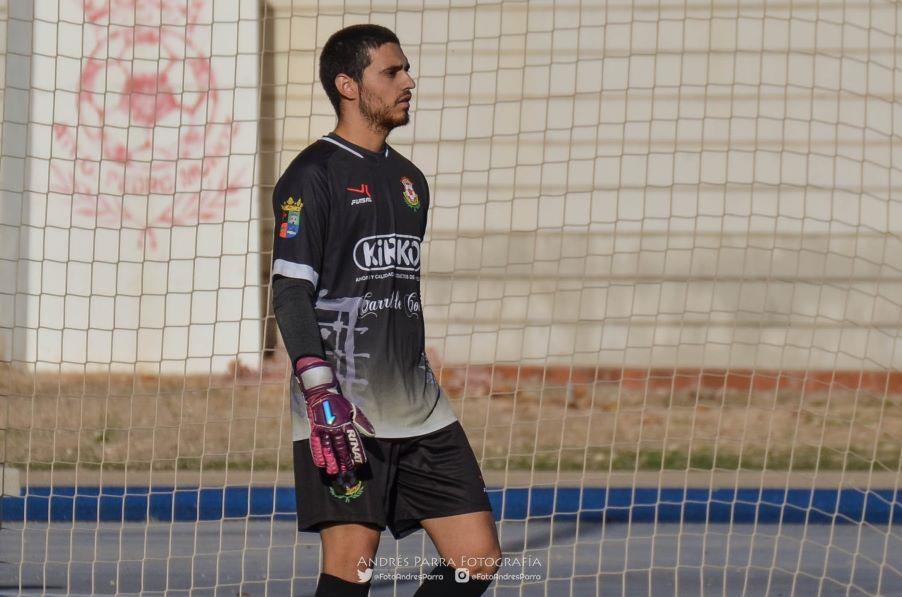 Rubén Medina observa atento el desarrollo del partido. Foto de Andrés Parra