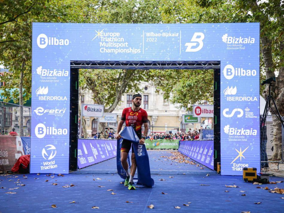 Antonio Benito cruza la línea de meta en primera posición