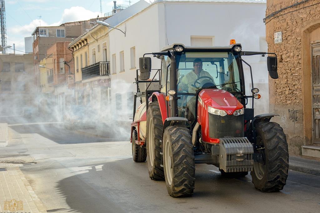 Un agricultor desinfectando por la calle Alfonso XII
