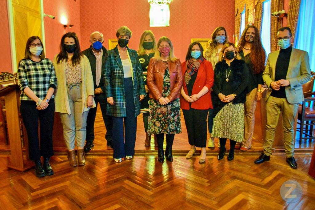 Foto de familia de autoridades y mujeres homenajeadas