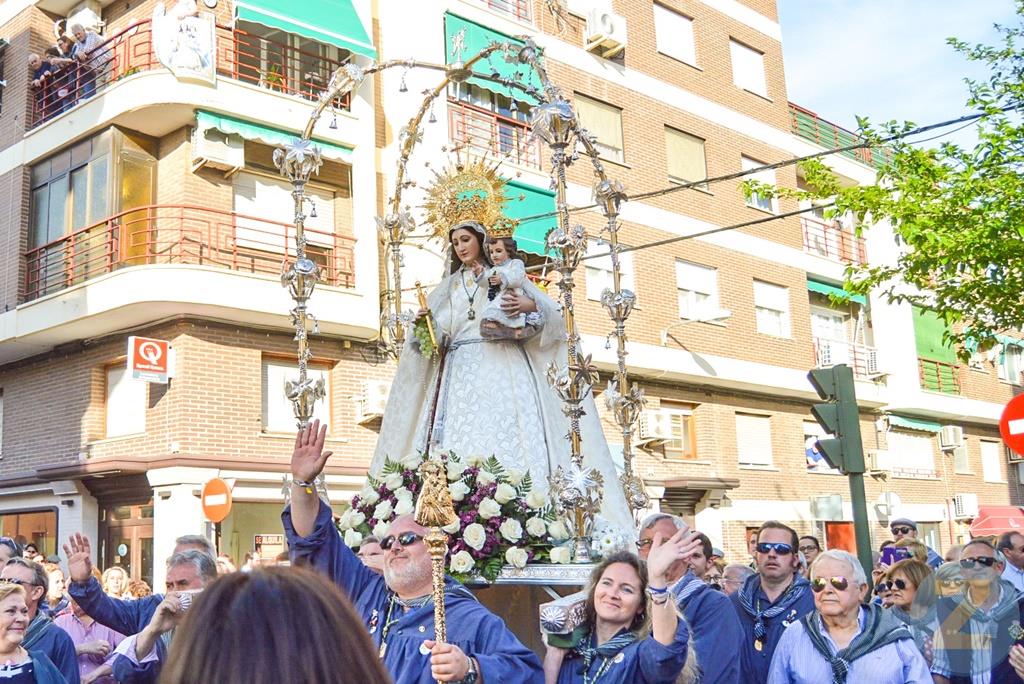 Miembros de la Hermandad  saludan a Encarnita y le muestran a la Virgen en la Romería de 2019