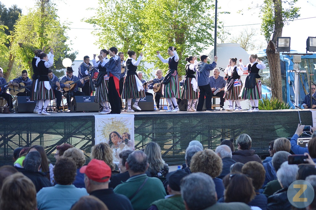 El grupo Virgen de las Viñas actuando en su festival de Romería en Pinilla