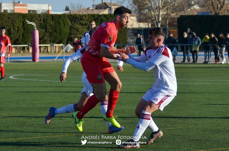 Villegas disputa un balón. Foto de Andrés Parra