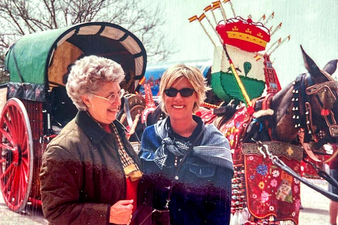 Entrañable foto de Esther Belló junto a su madre