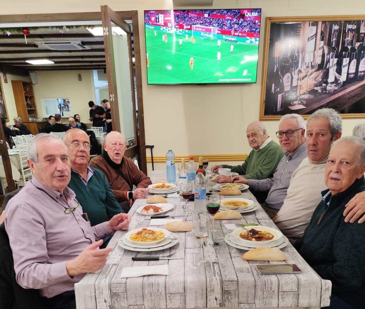 José Luis Lorente, en primer plano a la derecha, durante una comida con antiguos compañeros en las pasadas Navidades