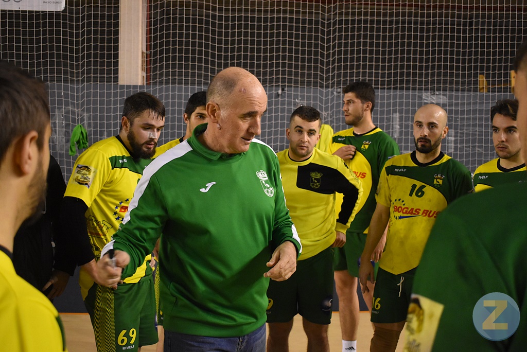José Antonio Moreno dando instrucciones a sus jugadores