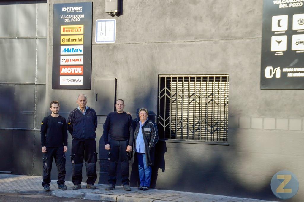 Responsable y trabajadores de Vulcanizados del Pozo, un gran equipo. Fotos de Francisco Navarro