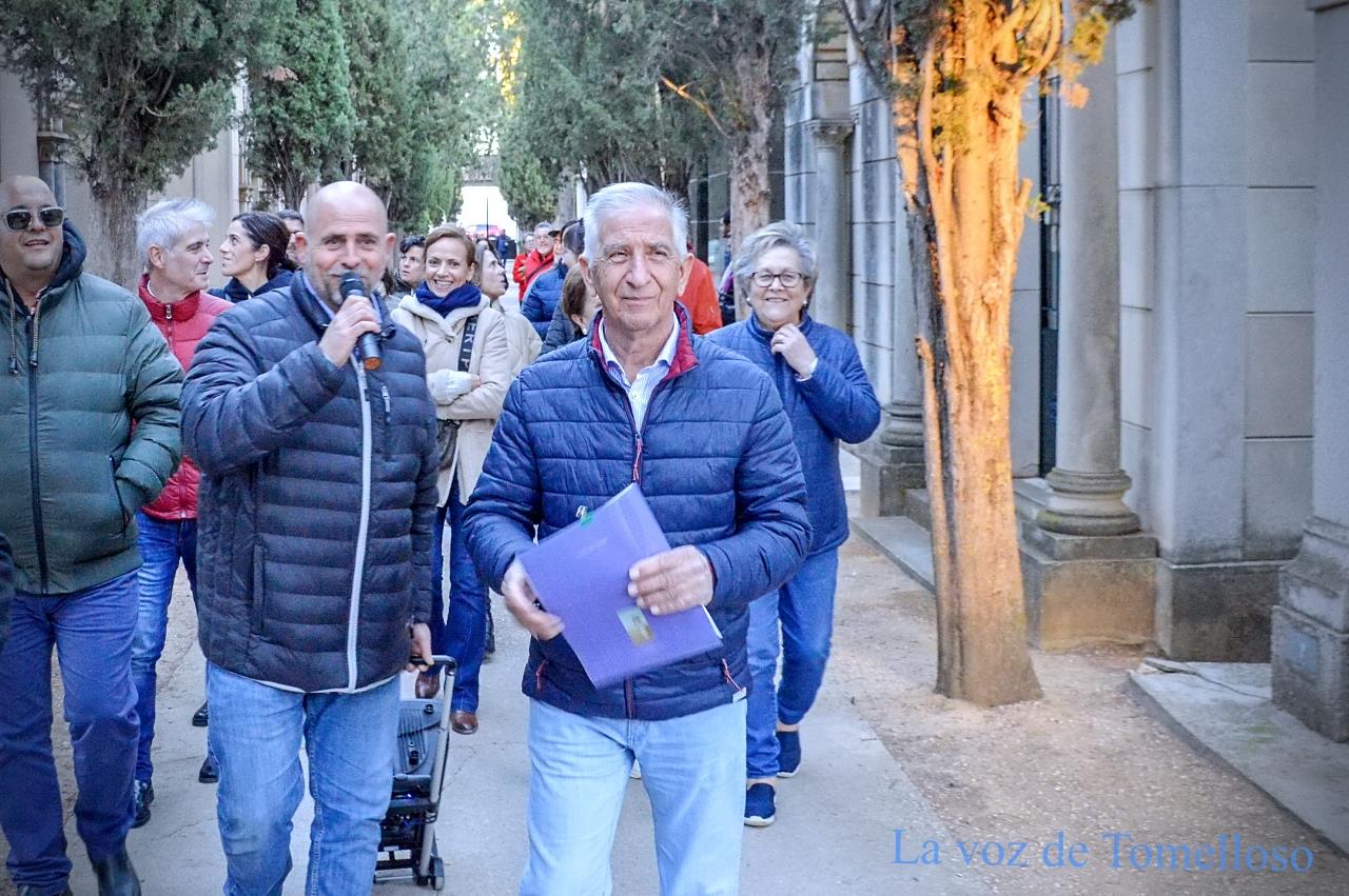 Lorenzo Castellanos (izquierda) en los Paseos por el Cementerio del pasado año