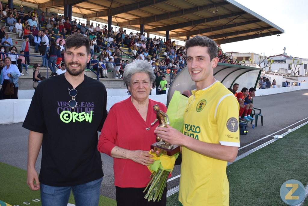 Morales recibiendo el trofeo Paco Gálvez