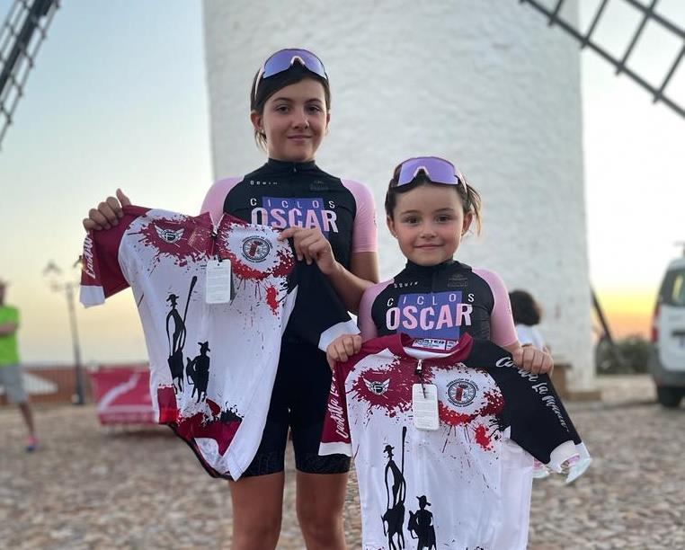 Valeria y Silvia con sus maillots de campeonas regionales