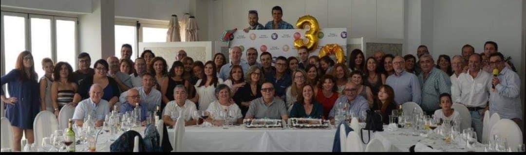 Histórica fotografía de un aniversario en el que Paco Castellanos aparece rodeado de trabadores y colaboradores de distintas épocas del Grupo Surco