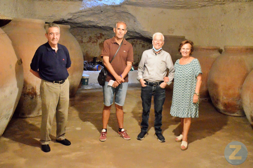 Los propietarios de la cueva junto  a José María Díaz y nuestro compañero, Carlos Moreno. Reportaje fotográfico de Francisco Navarro
