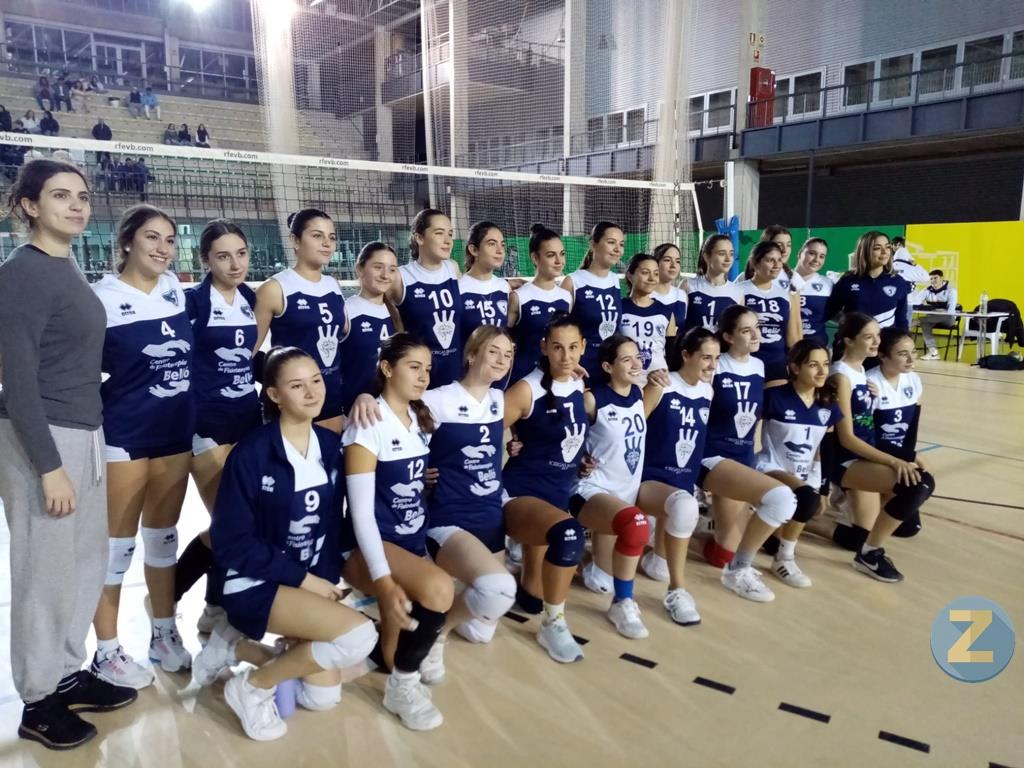 Las jugadoras de ambos equipos posaron juntas al final del encuentro