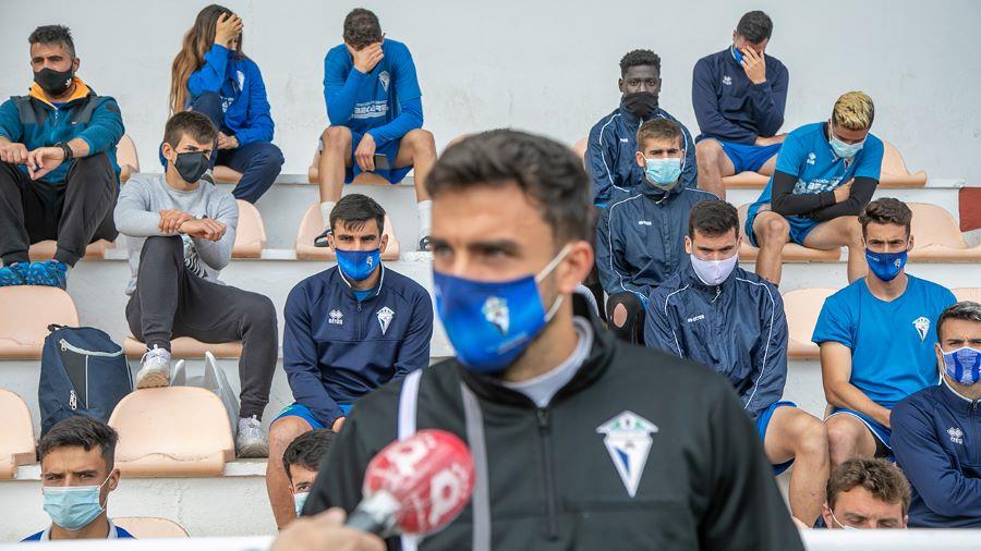 Jugadores del Manchego en el momento de leer el comunidado. Foto Elena Rosa