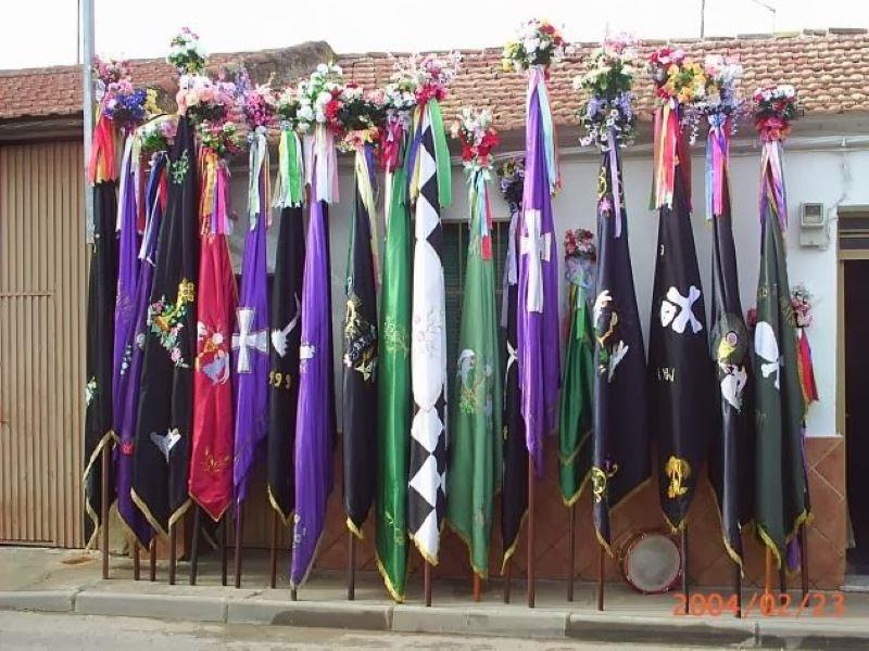 Banderas de la Hermandad de Ánimas de Malagón. Foto de Emilio Martín Aguirre .1