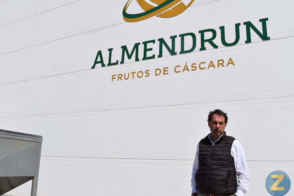 Luis Miguel Díaz en el exterior de las instalaciones