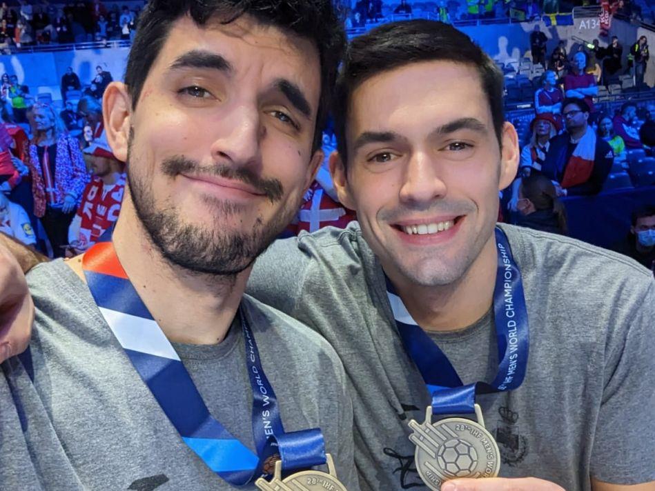 Miguel Sánchez-Migallón (izq.) posa con la medalla de bronce del Mundial junto a su compañero en España Ángel Fernández
