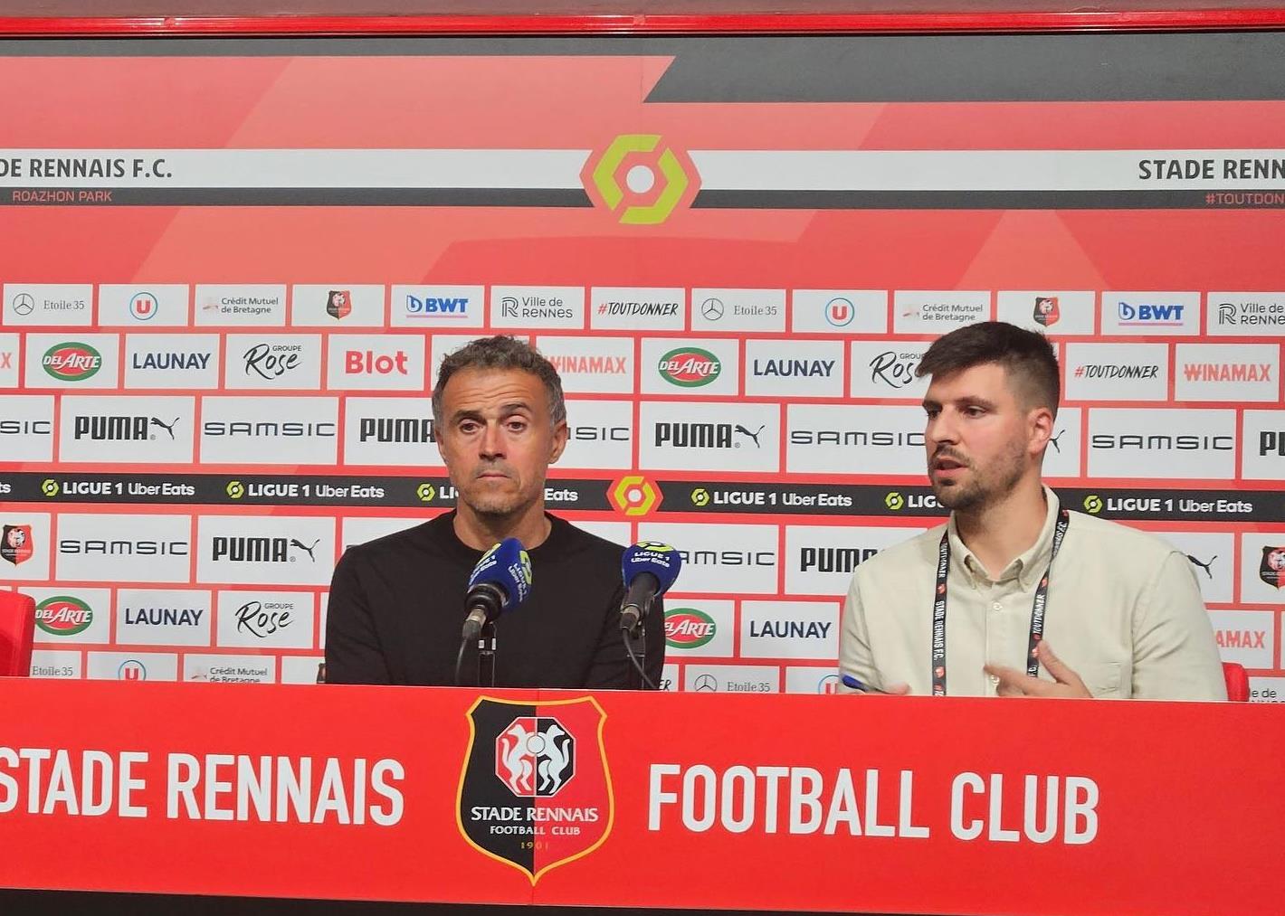Pablo Ruiz en una rueda de prensa con Luis Enrique