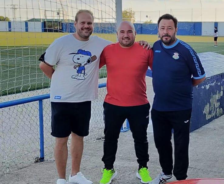 Sergio Bravo flanqueado por el primer y segundo entrenador del Atlético Pedro Muñoz