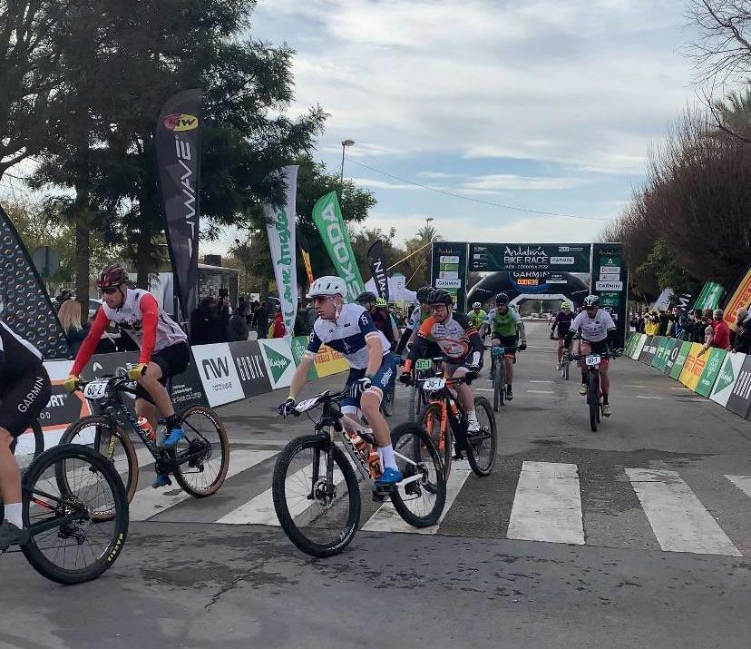 Montañés, con maillot azul y blanco, en plena carrera