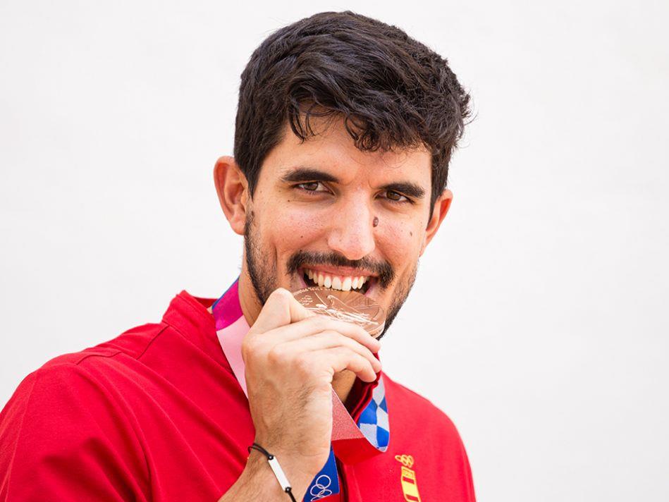 Miguel Sánchez-Migallón, con su medalla de bronce logrado en los Juegos Olímpicos de Tokio / Foto: Carlos Díaz