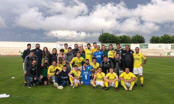 Foto de familia del Atlético Tomelloso tras el partido de Ossa de Montiel