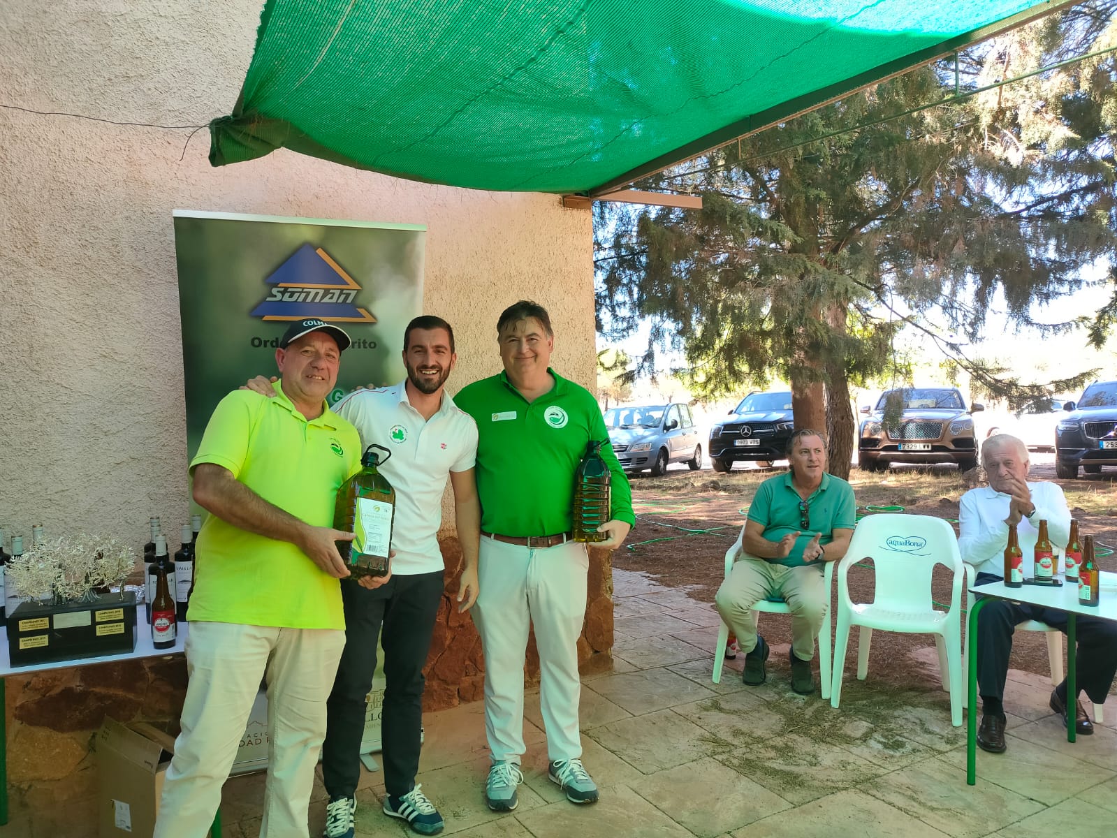 El patrocinador, Clemente Cuesta, flanqueado por los ganadores