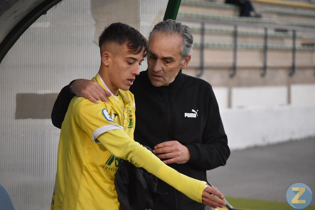 Luismi da instrucciones a uno de sus jugadores