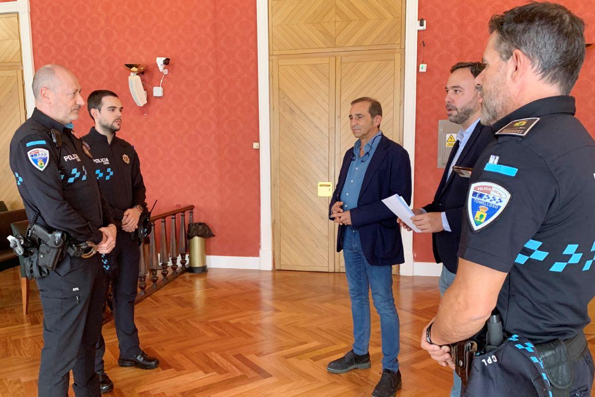 El alcalde felicita a dos agentes de la Policía Local por el ...