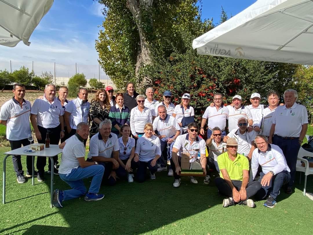 Los jugadores tomelloseros posan con el trofeo conquistado