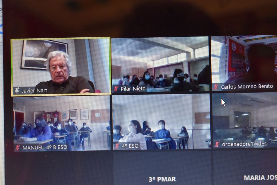 Javier Nart durante el encuentro virtual con alumnos del Eladio Cabañero