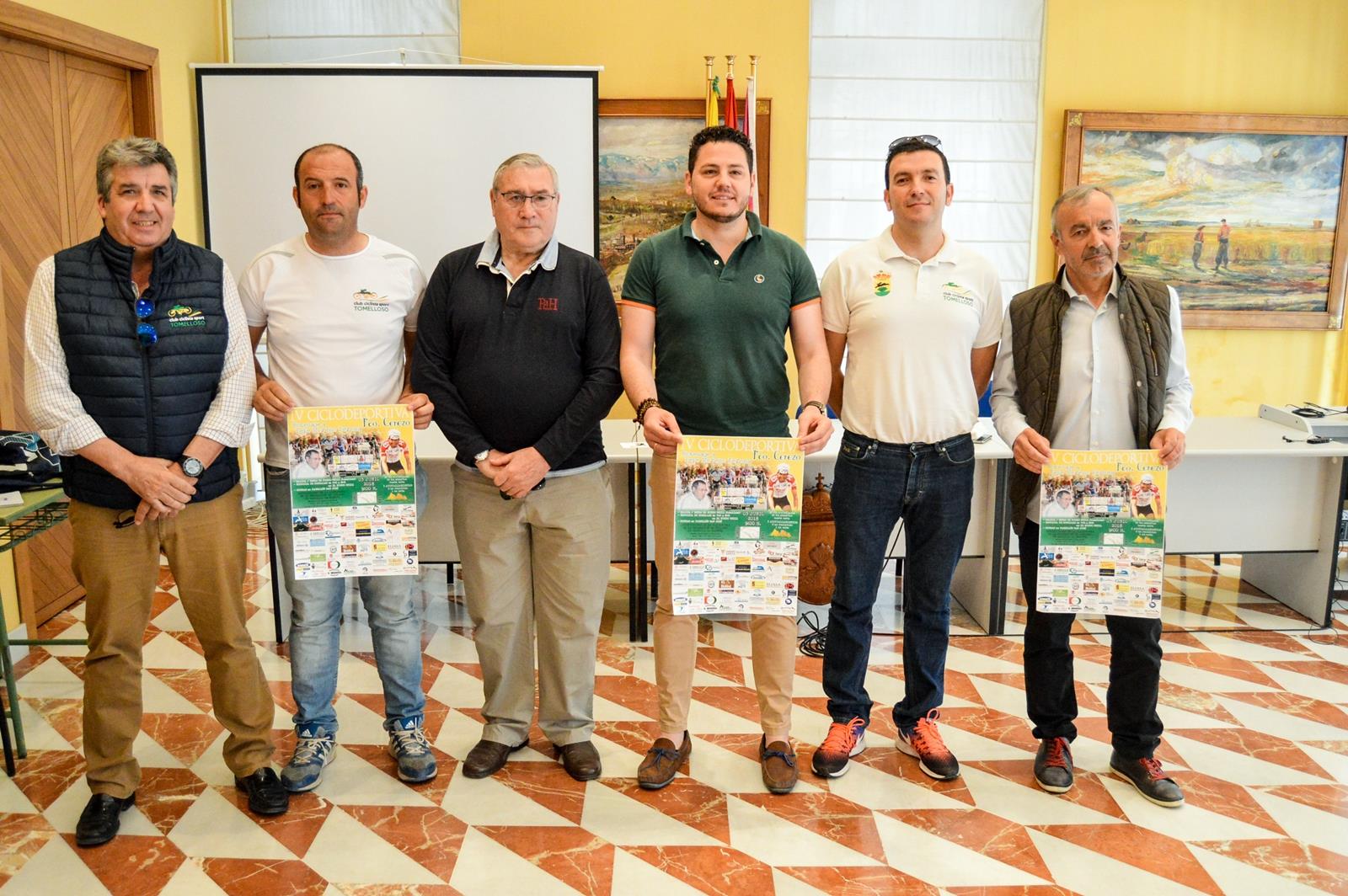 Pepe Moreno, segundo por la izquierda, en la presentación del homenaje que recibió en 2018