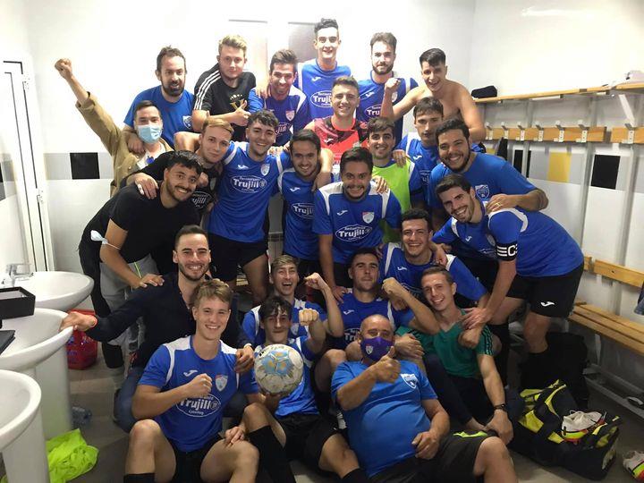 Los jugadores del Cervantino celebrando la victoria ante Ciudad Real