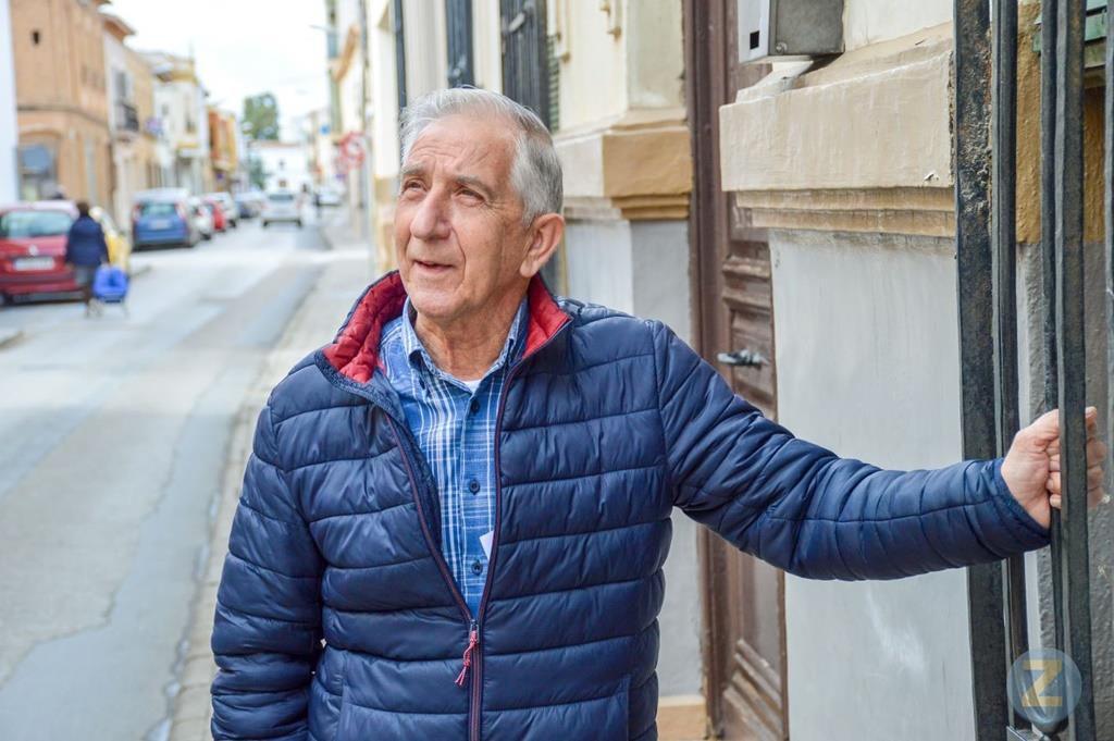 Ángel Morales en la calle Alfonso XII en la que vivió